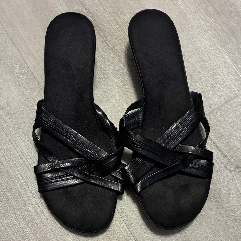 Chic Black Women's Crisscross Sandals
